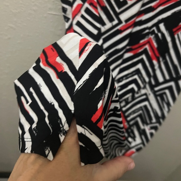 Kasper Women's Zigzag Print Blouse.  Black, Red & Wt. Excellent Condition - Picture 4 of 6